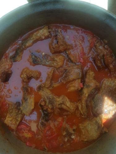 Makanan di atau berdekatan rumah tamu ini