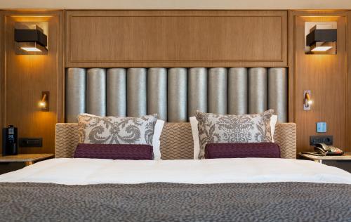 Almira Hotel Thermal Spa & Convention Centerにあるベッド