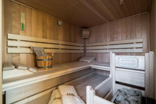 アーレンスホープにあるApartmentanlage Seezeichenのサウナ(ベッド2台付)、