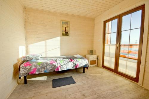 Un pat sau paturi într-o cameră la Domki w Beskidach