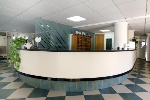 a lobby with a reception counter in a building at Hotel Mavi in Gandía