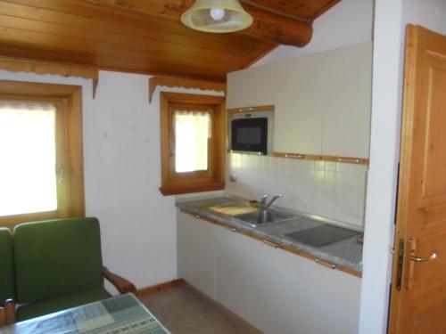 cocina con fregadero y microondas en Casa Gembre, en Livigno