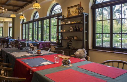 FengpingにあるYun Shan Shuei Villa Homeのテーブルとテディベアが座っているダイニングルーム