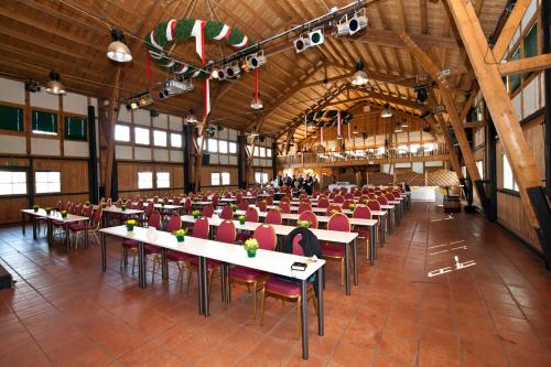 ein großes Zimmer mit Tischen und Stühlen in der Unterkunft Schloss Diedersdorf in Diedersdorf