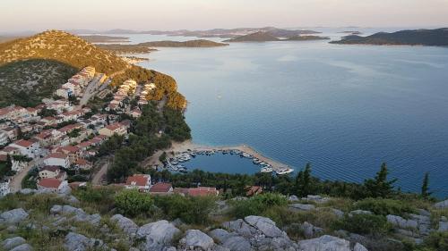 eine Luftansicht einer kleinen Stadt am Ufer eines Sees in der Unterkunft Apartments Toni Na Moru in Drage