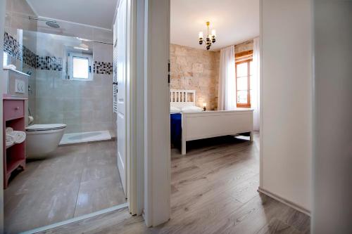 uma casa de banho com uma banheira, um WC e um lavatório. em Apartment Babbo em Rovinj