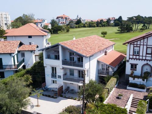- une vue aérienne sur une maison avec un parcours de golf dans l'établissement B&B La Maison de la Côte, à Biarritz