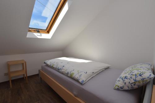Säng eller sängar i ett rum på Ferienhaus "Am Eisenberg"- Wandern im UNESCO Biosphärenreservat Vessertal