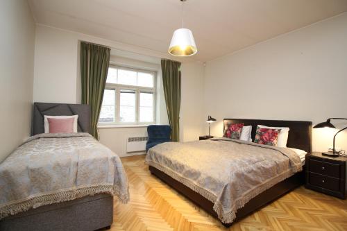 Tallinn City Apartments 4 bedroom with sauna and 2 bathroom في تالين: غرفة نوم بسريرين ونافذة