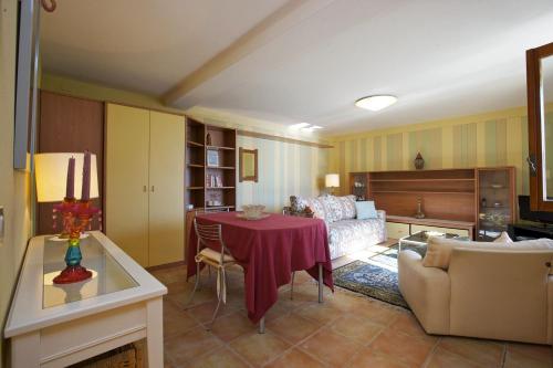 a living room with a table and a bed at Rustico alla Spiaggia in Carmine