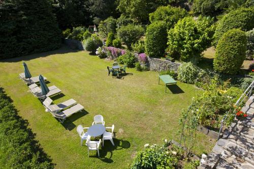 a garden with a table and chairs and a table and benches at Rustico alla Spiaggia in Carmine