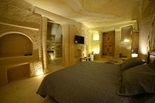 Ένα ή περισσότερα κρεβάτια σε δωμάτιο στο Crassus Cave Hotel