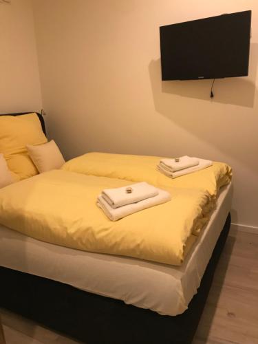 ein Schlafzimmer mit einem Bett mit Handtüchern darauf in der Unterkunft Apartmenthaus Hamburg Eppendorfer Weg in Hamburg