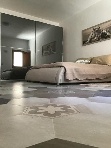 a bedroom with a bed and a tiled floor at Suites de Mar in Santa Teresa Gallura