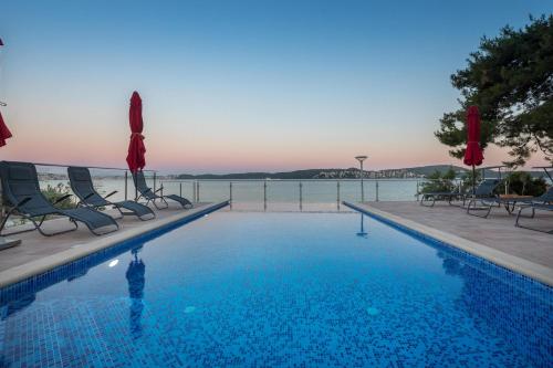 Gem of the sea luxury beach apartment with brand new heating infinity pool