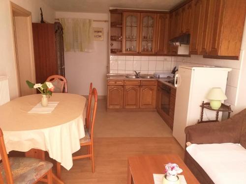Kuchyň nebo kuchyňský kout v ubytování Apartmani Ivan by the sea