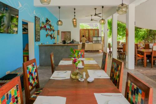 UVIVU by Jambiani Villas tesisinde bir restoran veya yemek mekanı