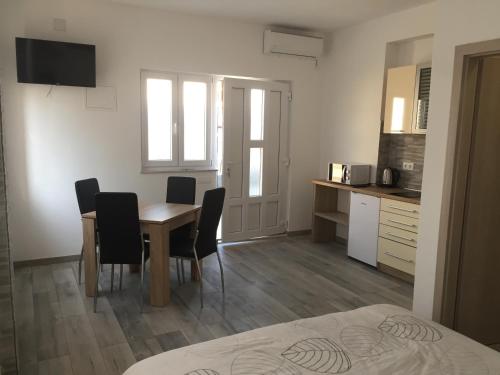 eine Küche und ein Esszimmer mit einem Tisch und Stühlen in der Unterkunft Apartment Goreta in Trogir