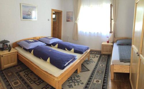 een slaapkamer met 2 bedden en blauwe kussens bij casa melinda in Vişeu de Sus