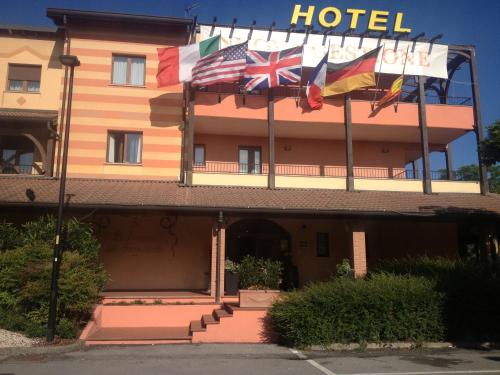 ein Hotel mit Flaggen auf der Vorderseite in der Unterkunft Hotel La Locanda Della Franciacorta in Corte Franca