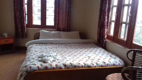 - une chambre avec un lit doté d'un ours en peluche dans l'établissement Sunset guest house, à Pokhara