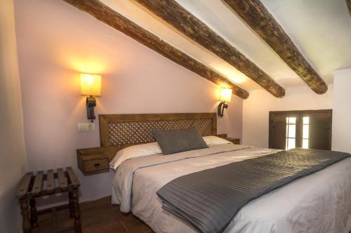 um quarto com uma cama grande num quarto em Alojamiento Rural Font del Roser em Chiva de Morella