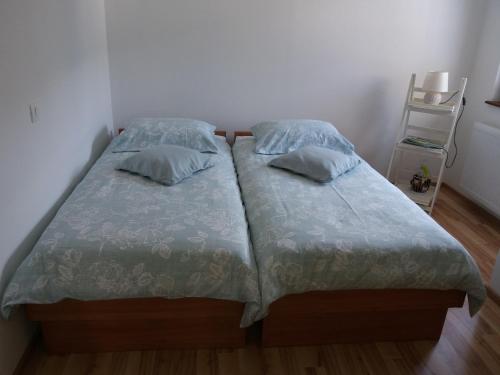 Duas camas num quarto com duas almofadas em Nono Marjo em Bovec