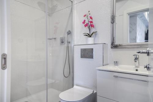 y baño con ducha, aseo y lavamanos. en Royal View, en Rovinj