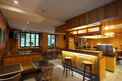 Kuchyň nebo kuchyňský kout v ubytování Hotel Restaurant Le Giétroz