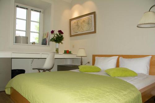 מיטה או מיטות בחדר ב-A perfect base to explore Vilnius!