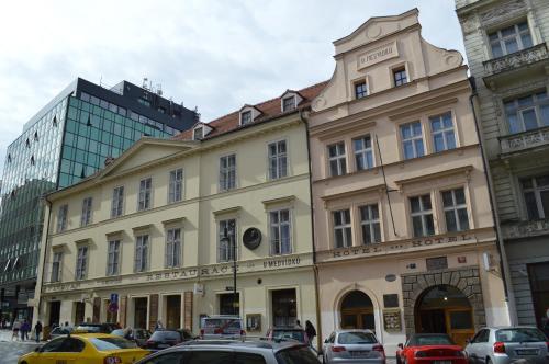 een gebouw waar auto's voor geparkeerd staan bij U Medvidku-Brewery Hotel in Praag