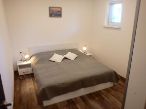 - une chambre avec un lit et 2 oreillers dans l'établissement APARTMENTS 1A RIBNO - BLED, à Bled