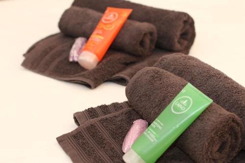 une pile de serviettes avec une brosse à dents et un dentifrice dans l'établissement Coquet T2 ,terrasse,parking ,4 kms d Avignon, à Villeneuve-lès-Avignon