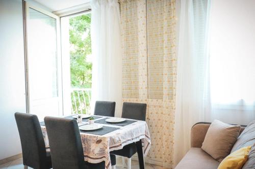 una sala da pranzo con tavolo, sedie e finestra di Apartment Dream of Split a Spalato (Split)