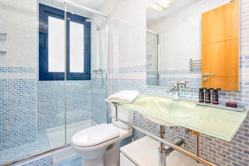 ein Badezimmer mit Toilette, Waschbecken und Dusche in der Unterkunft iloftmalaga Ático Pacífico 19 A in Málaga