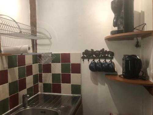 une cuisine avec un évier et un plan de travail dans l'établissement Tim's secret place, à Honfleur