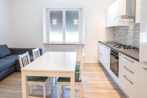 A kitchen or kitchenette at S207 - Sirolo, meraviglioso bilocale in centro