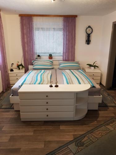 Un dormitorio con una cama grande y una ventana en Ferienwohnung Eliah, en Rust
