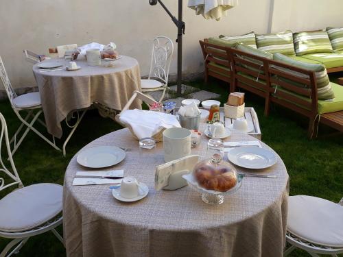 due tavoli con piatti e una ciotola di cibo sopra di Sa Ramadura a Pula