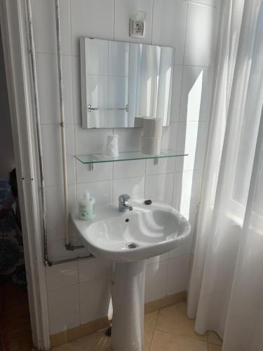 リスボンにあるレジデンシア ホワイトラブのバスルーム(白い洗面台、鏡付)