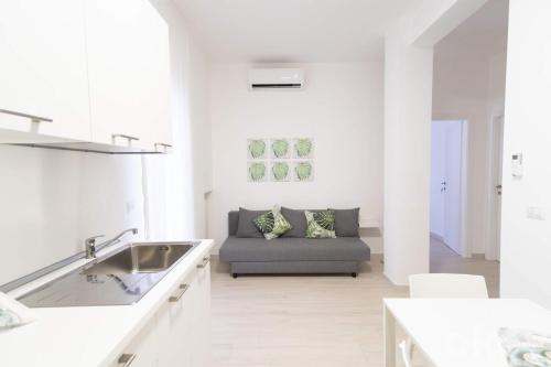 uma cozinha e sala de estar com um sofá em Casa Viviana - Bari Policlinico em Bari