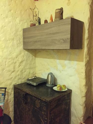 een houten tafel met een bord appels erop bij Apartament Basarab in Lviv