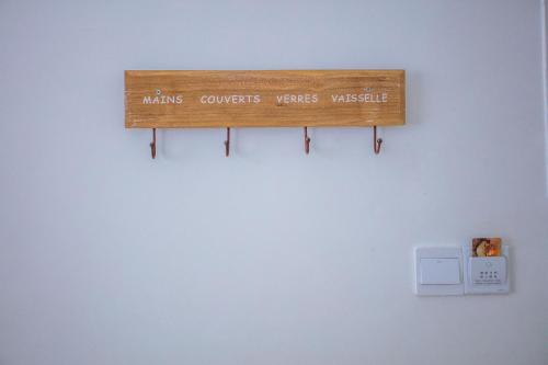 a wooden shelf on a wall with words on it at Murphy Youth Hostel Guilin桂林北站莫非青年旅舍 in Guilin