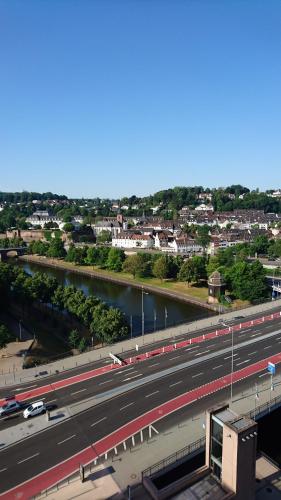 een luchtzicht op een snelweg naast een rivier bij Suite Olivier in Saarbrücken