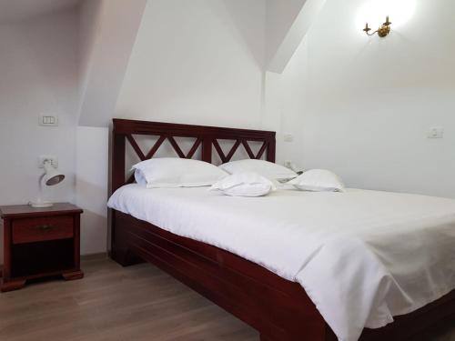 Uma cama ou camas num quarto em Pensiunea Coralia