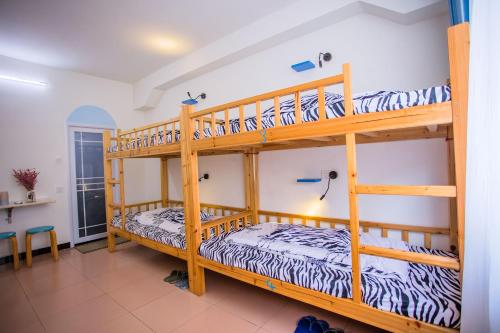 a bedroom with two bunk beds in a room at Murphy Youth Hostel Guilin桂林北站莫非青年旅舍 in Guilin