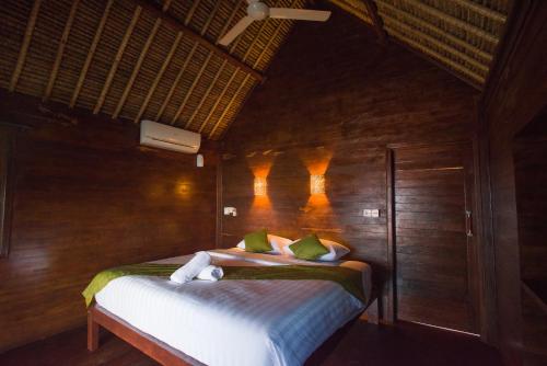 a bedroom with a bed in a room at Twilight Ceningan in Nusa Lembongan
