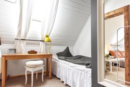 1 dormitorio con cama y espejo en Spicīte, en Ventspils