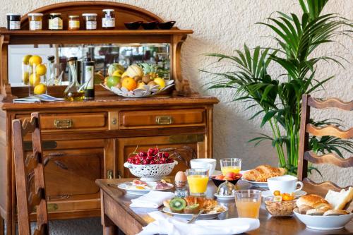 Comida en o cerca de este hotel