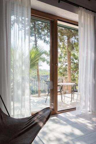 a room with a sliding glass door to a patio at Gillham Vineyard Hotel in Temblos